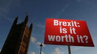 Ein Plakat: "Brexit: is it worth it?" in London