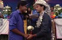 Zwei Männer geben sich das Jawort während einer Zeremonie