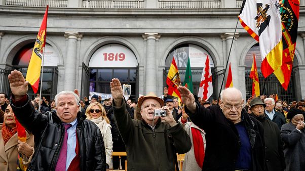 À Madrid, des Femen contre des franquistes À Madrid, des Femen contre des franquistes