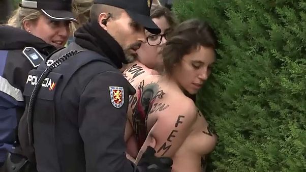 Femen provocam a fúria de manifestantes pró-franquistas Femen provocam a fúria de manifestantes pró-franquistas