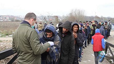 آلاف المهاجرين يواجهون البرد القارس على الحدود البوسنية-الكرواتية