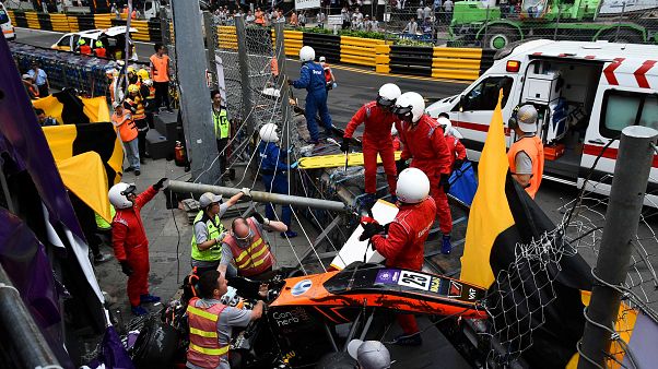 Video | Formula 3'te inanılmaz kaza: 275 km hızla bariyerlerden uçtu Video | Formula 3'te inanılmaz kaza: 275 km hızla bariyerlerden uçtu