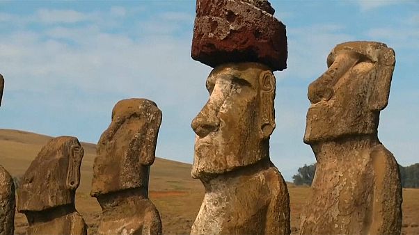 Povo Rapa Nui à procura dos Moais Povo Rapa Nui à procura dos Moais