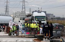 Nerfs à vif en France : les "gilets jaunes" bloquent des dépôts pétroliers