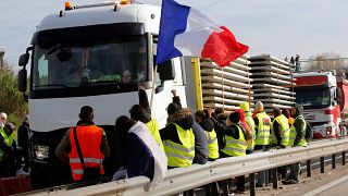  محتجون في فرنسا يغلقون ثلاثة مستودعات للوقود رفضا لزيادة الضرائب