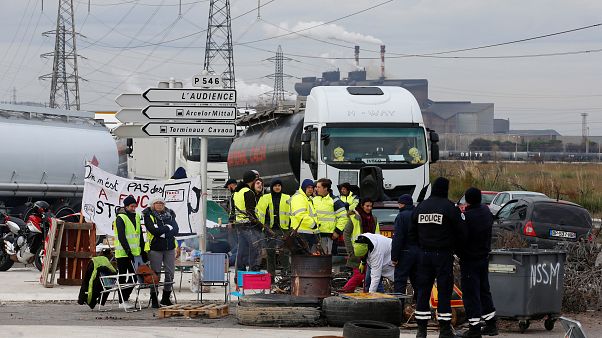 Nerfs à Vif En France Les Gilets Jaunes Bloquent Des Dépôts Pétroliers