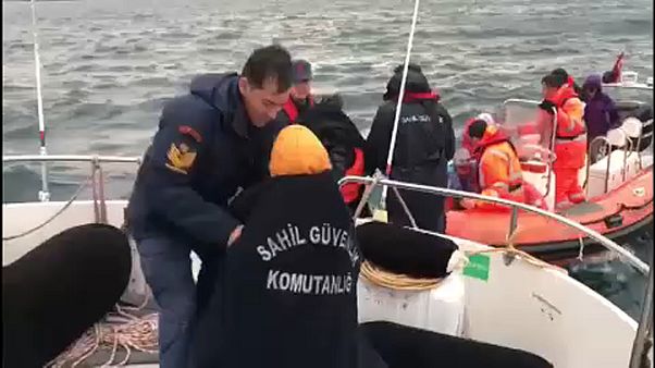 Egy szigeten rekedt embereket mentett meg a török partiőrség Egy szigeten rekedt embereket mentett meg a török partiőrség