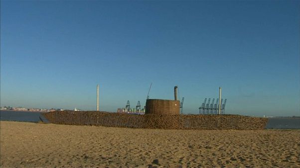 Deutsche Kapitulation: Holz-U-Boot erinnert an Ersten Weltkrieg Deutsche Kapitulation: Holz-U-Boot erinnert an Ersten Weltkrieg