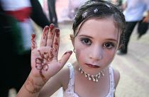 عکس تزئینی/دختر بچه فلسطینی آماده شرکت در جشن ازدواج ۴۵ زوج می‌شود