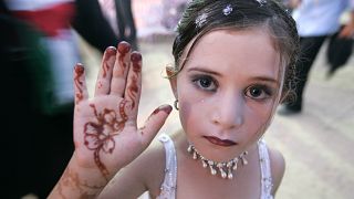 عکس تزئینی/دختر بچه فلسطینی آماده شرکت در جشن ازدواج ۴۵ زوج می‌شود