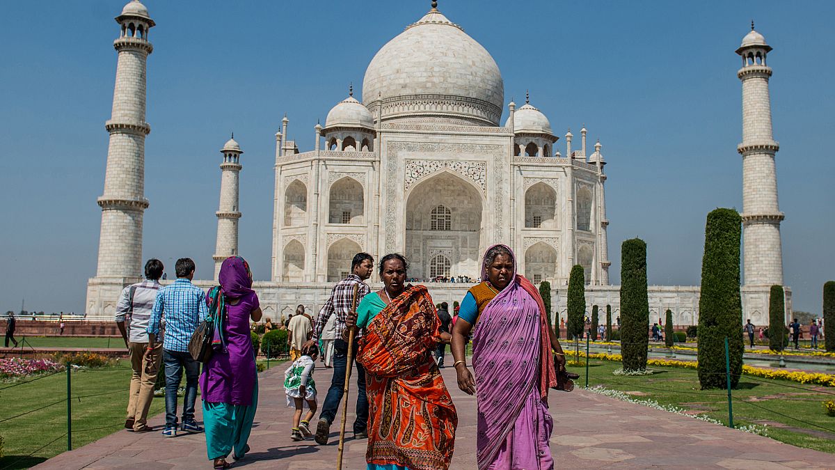 Taç Mahal'de kılınan namaz Hindistan'da tartışmalara yol açtı