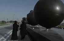 Polémica en Qatar por los úteros gigantes del "Viaje milagroso" de Damien Hirst