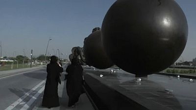 Polémica en Qatar por los úteros gigantes del "Viaje milagroso" de Damien Hirst