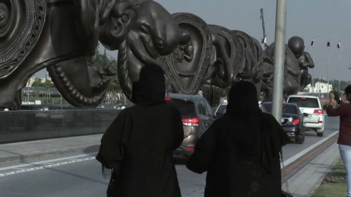 14 riesige Uterus-Skulpturen erregen in Katar Aufsehen