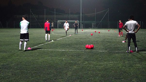 Sant’Ambroeus, la squadra di migranti che combatte il razzismo sul campo da calcio Sant’Ambroeus, la squadra di migranti che combatte il razzismo sul campo da calcio