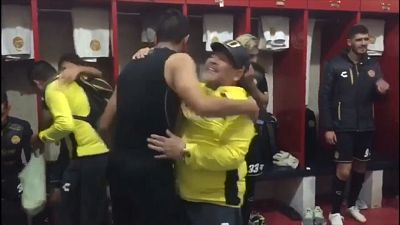 رقص مارادونا و تیمش پس از صعود به نیمه‌نهایی