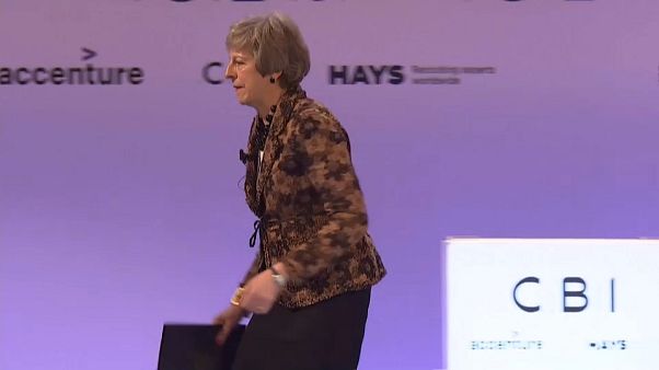 Theresa May difende la Brexit davanti agli imprenditori britannici Theresa May difende la Brexit davanti agli imprenditori britannici