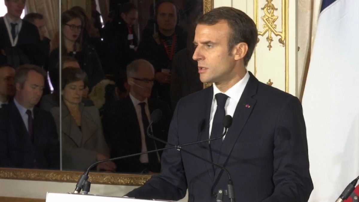 Emmanuel Macron : l'Etat sera "vigilant" sur l'avenir