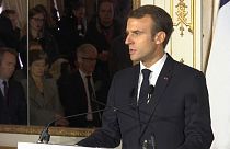 Emmanuel Macron : l'Etat sera "vigilant" sur l'avenir