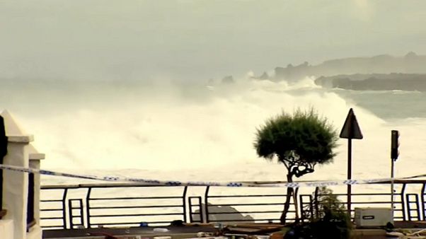 Olas de hasta 6 metros que alcanzaron los balcones en Tenerife Olas de hasta 6 metros que alcanzaron los balcones en Tenerife