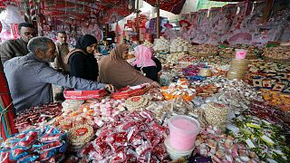 مصريون يشترون الحلوى من أحد الأسواق احتفالا بذكرى النبوي بالقاهرة 18-11-18