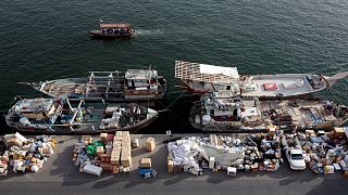 بضائع في دبي بانتظار شحنها على قوارب باتجاه إلى ايران  بتاريخ 05-11-18