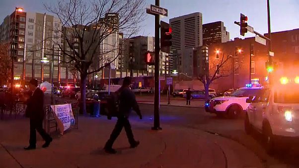 Straßenecke in Denver mit Polizeiautos Straßenecke in Denver mit Polizeiautos