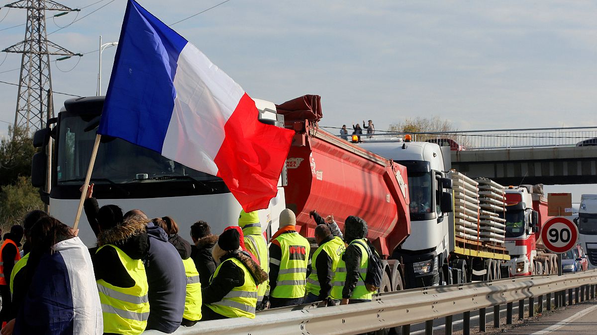 Tovább tüntetnek az üzemanyagárak miatt a franciák