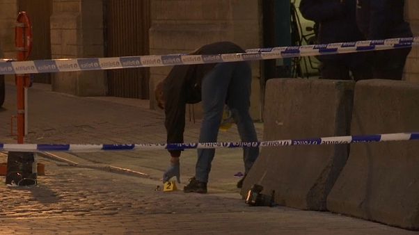 Polícia esfaqueado em Bruxelas Polícia esfaqueado em Bruxelas