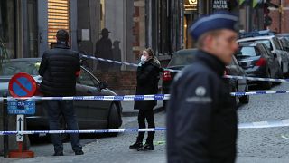 Brüksel'de polis memuruna bıçaklı saldırı