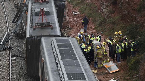 Zugunglück bei Barcelona: 1 Toter, 49 Verletzte Zugunglück bei Barcelona: 1 Toter, 49 Verletzte