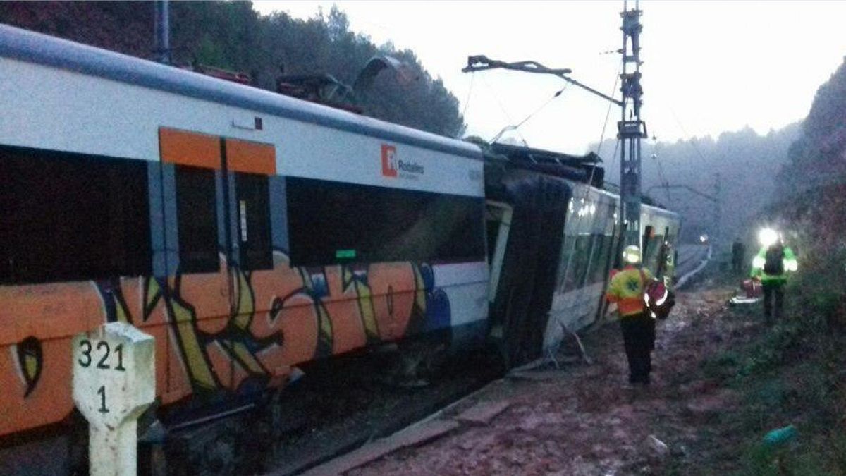 قتيلان وأكثر من 40 مصاباً بعد خروج قطار عن القضبان في إسبانيا