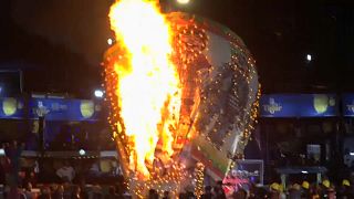 Fascinante y peligroso festival de globos en Birmania