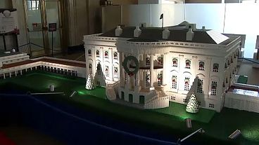 شاهد: مجسمٌ لمبنى البيت الأبيض وقد تزيّن بحلي أعياد الميلاد 