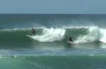 La houle exceptionnelle à Dakar fait le bonheur des surfeurs