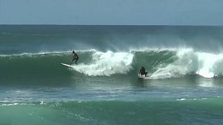 La houle exceptionnelle à Dakar fait le bonheur des surfeurs