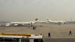 شاهد: مسافر باكستاني غاضب يضرم النار في أمتعته داخل المطار بعد إلغاء رحلته