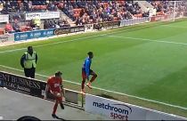  أحد مشجعي ليتون أورينت يقوم بتقليد لاعبي روملي