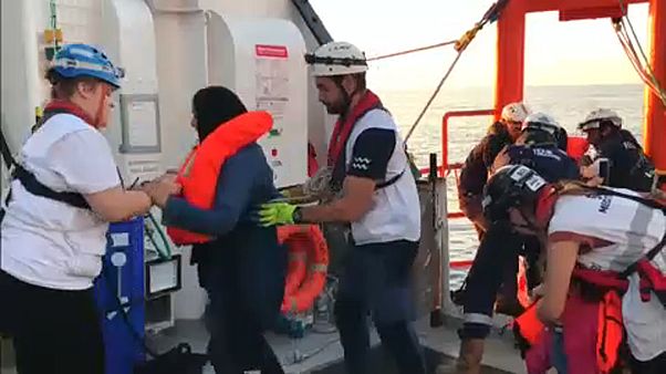 Полиция поднялась на борт "Аквариуса" Полиция поднялась на борт "Аквариуса"