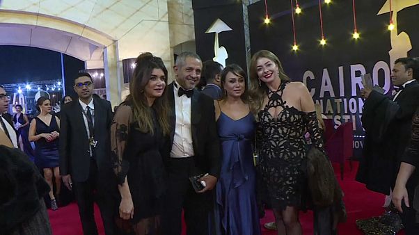 شاهد: تألق النجوم على السجادة الحمراء في افتتاح مهرجان القاهرة السينمائي شاهد: تألق النجوم على السجادة الحمراء في افتتاح مهرجان القاهرة السينمائي