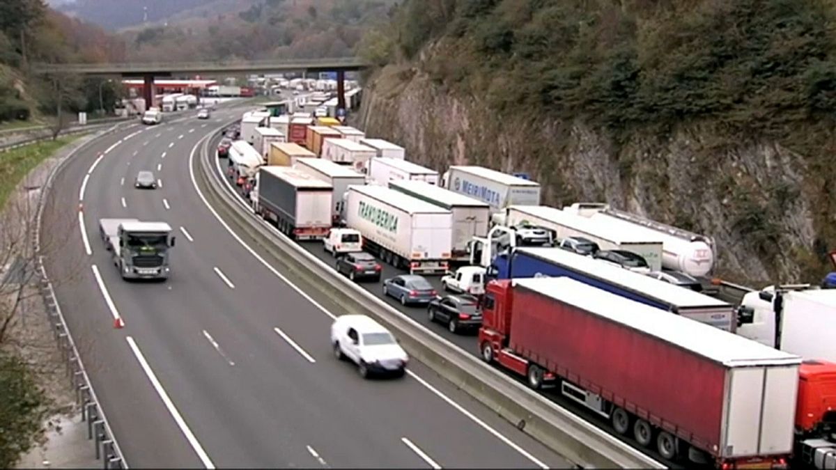 Miles de camiones españoles atrapados por las protestas en Francia