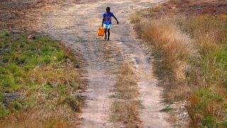 Un niño transporta agua en Papúa Nueva Guinea