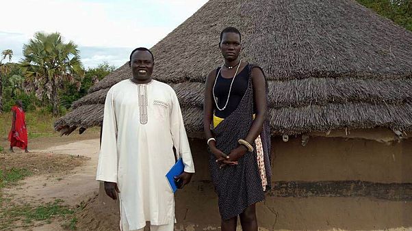نيالونغ نغونغ دنغ تقف إلى جوار زوجهاكوك ألات في صورة من الفيسبوك نيالونغ نغونغ دنغ تقف إلى جوار زوجهاكوك ألات في صورة من الفيسبوك