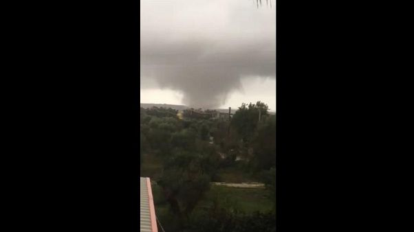 Tromba marina a Salerno, due feriti lievi Tromba marina a Salerno, due feriti lievi