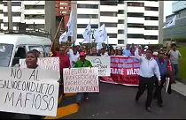 A volt elnök menedékkérelme ellen tüntettek Peruban