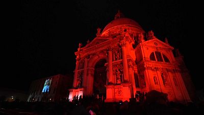 Venecia se tiñe de rojo para denunciar la persecución religiosa