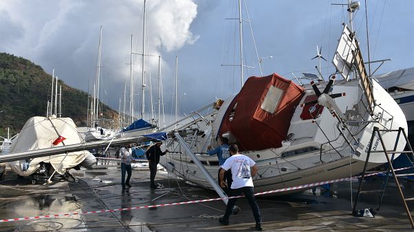 Marmaris'te hortum: Tekneler devrildi, otomobiller zarar gördü Marmaris'te hortum: Tekneler devrildi, otomobiller zarar gördü
