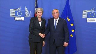 Juncker y May dan impulso a las negociaciones del Brexit en Bruselas