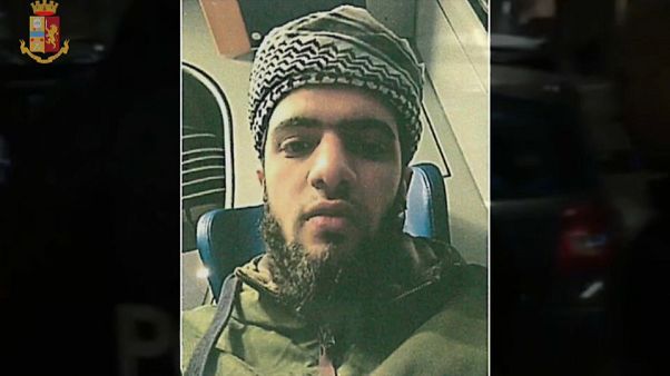 شاهد: الشرطة الإيطالية تعتقل شابا مصريا يشتبه في انتمائه لتنظيم داعش شاهد: الشرطة الإيطالية تعتقل شابا مصريا يشتبه في انتمائه لتنظيم داعش