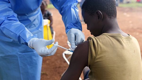 Ebola tehditi artıyor: Bir günde 13 yeni vaka tespit edildi Ebola tehditi artıyor: Bir günde 13 yeni vaka tespit edildi